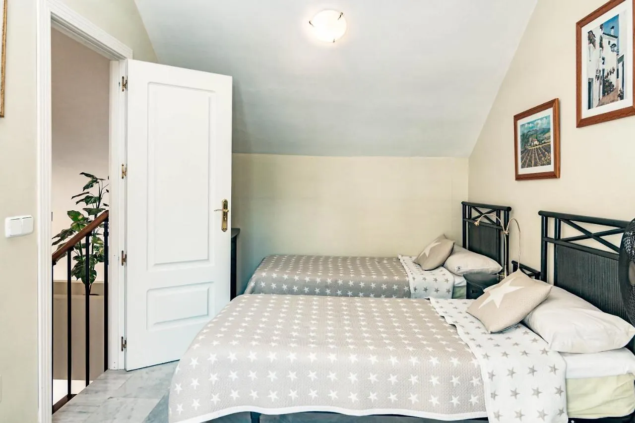 Spacious 2 Bedroom Apartment In Puerto Banus With A Private Terrace And Mountain Views Marbella Španělsko